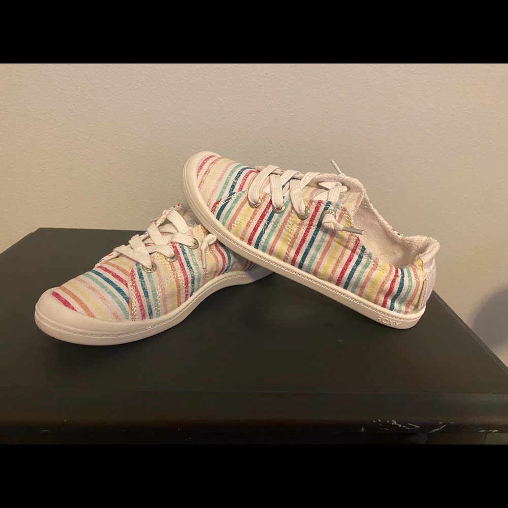 Girls size 6 Roxy slip on canvas shoes